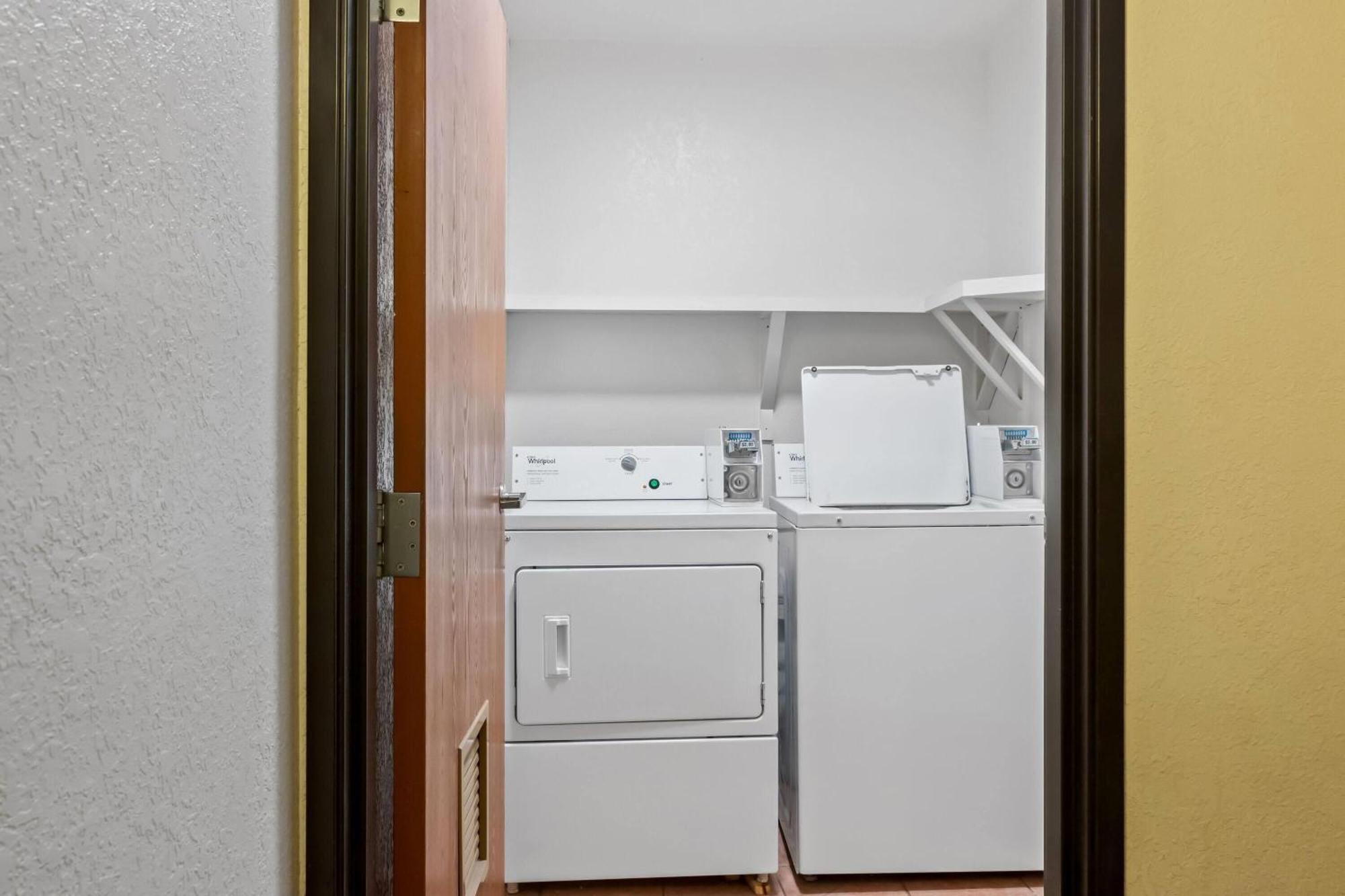 Super 8 By Wyndham Santa Rosa Ξενοδοχείο Εξωτερικό φωτογραφία